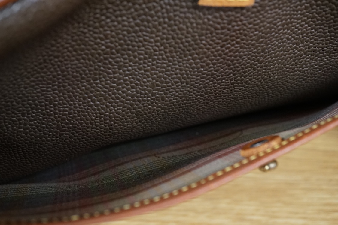 A ladies Mulberry scotch grain leather travel bag with strap, 35cm wide